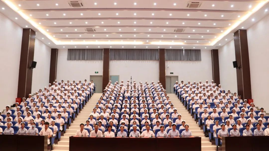 护理学院举行2024级新生专业宣誓仪式