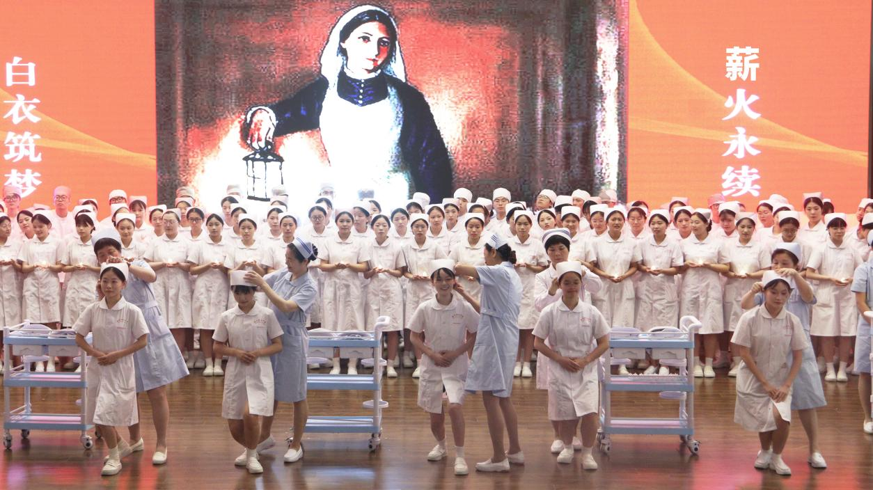 白衣筑梦 薪火永续——福州理工学院护理与健康学院第五届天使节暨授帽传光仪式圆满举行