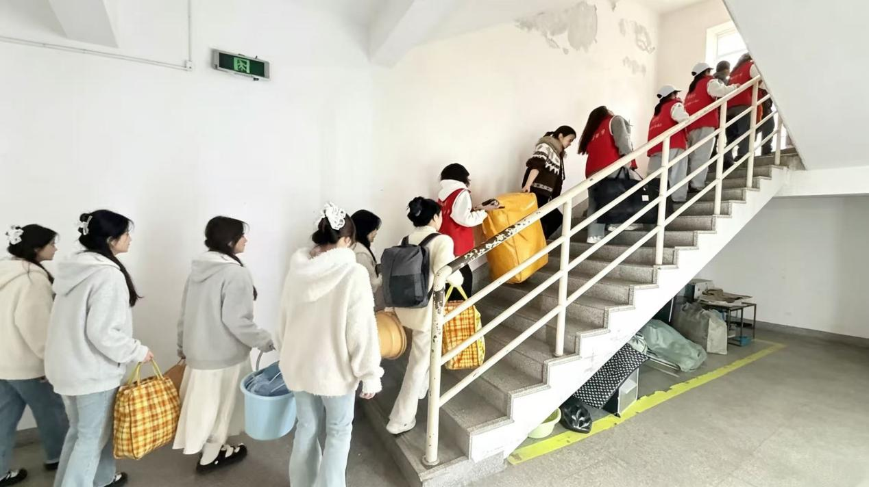 践行初心担使命，热心帮扶暖人心